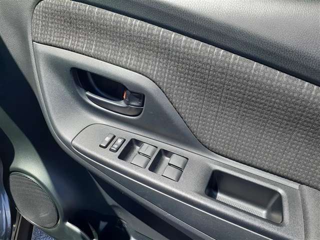 運転席パワーウインドウマスタースイッチです。車内の換気も運転席から簡単に行えます。