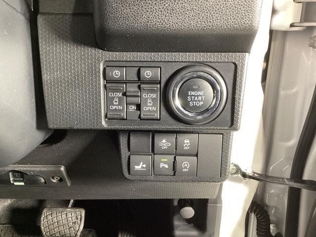 運転席右側のスイッチパネル。スライドドアは運転席のスイッチでも開閉操作が可能です。