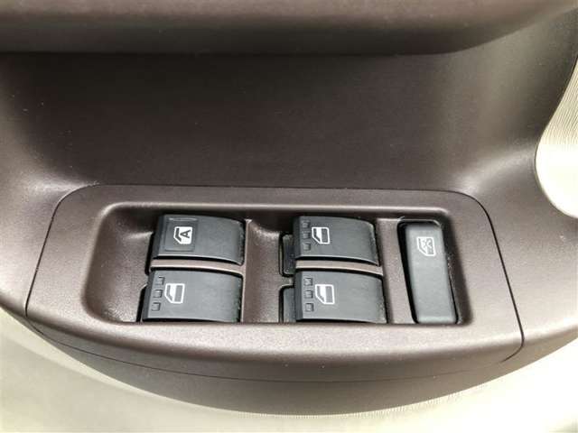 パワーウィンドのスイッチです。運転席に座りながら、助手席や後席の窓を開け閉めできるので大変便利ですよ。
