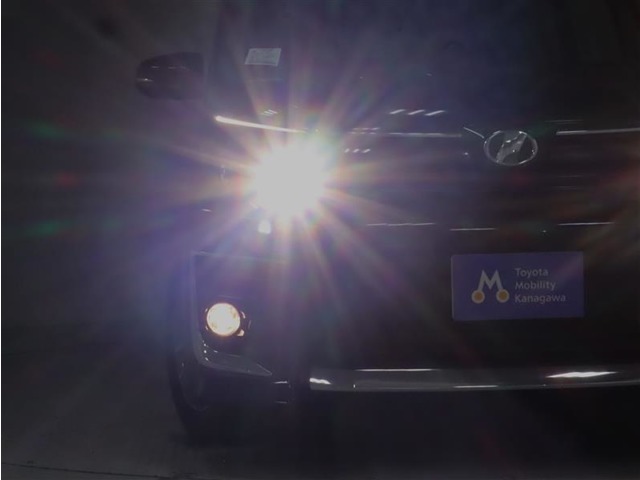 高輝度で点灯速度が速いＬＥＤヘッドライト装備！ＬＥＤの明るい光が走行中の視界の確保をサポートして、夜のドライブがより楽しく安全に運転できます♪