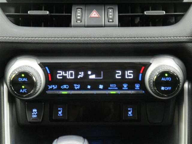 ☆左右独立温度コントロールオートエアコン☆運転席、助手席それぞれで好みの温度設定ができるので、ドライバーも、同乗者も、快適な温度で過ごせます♪