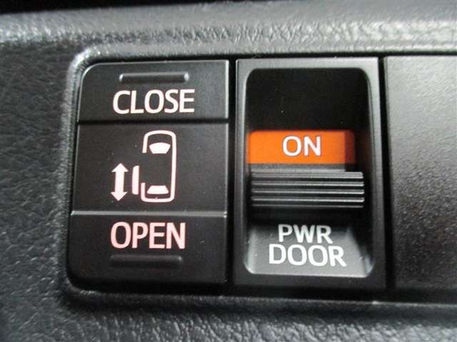 助手席側パワースライドドア♪車内・車外どちらからでもスイッチや、ドアノブの操作だけでドアの自動開閉が可能です♪