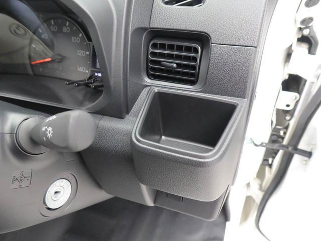【カップホルダー】エアコン吹き出し口下部に設置されていますので使いやすさバッチリ！運転席から手の届くちょうどの位置です！