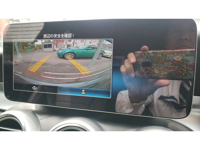 【リバ－ス連動カメラシステム】リバースと連動し、車両後方の映像をディスプレィに表示歪みの少ないカメラにより鮮明な画像で後退の運転操作をサポートします。