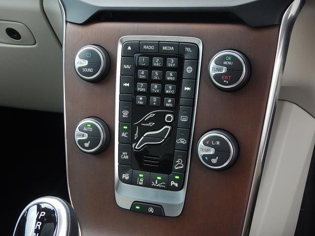 ディスク挿入部とナビやオーディオ、エアコン等の操作を行うセンターパネル♪エアコンは運転席側と助手席側とで個別に温度設定ができるデュアル式です♪運転席・助手席にはヒートシーター機能も付いてますよ♪