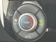 車内の温度調整も楽々のオートエアコンを装備！