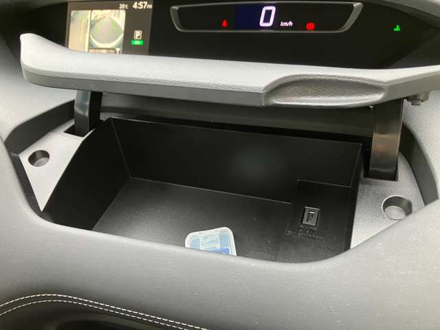 運転席の前にも嬉しいアッパーボックスがあります！小物を収納できるのはもちろん、USB電源ソケット付きなので運転しながらスマートフォンの充電ができちゃいます！