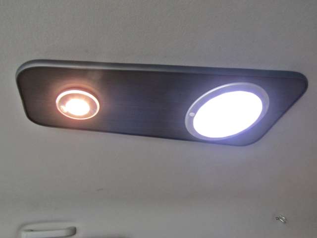 ルーフには消費電力の少ない２連天井ＬＥＤ照明を設置！かなりの明るさで車内を照らしてくれます☆