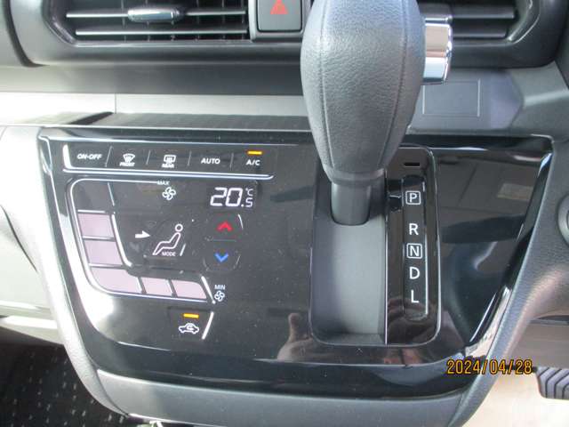 ★オートエアコン★温度設定だけで車がいつも快適に自動調整します♪風量や吹き出し口も自動で行われます。もちろんお好みの設定にも調整可能です♪