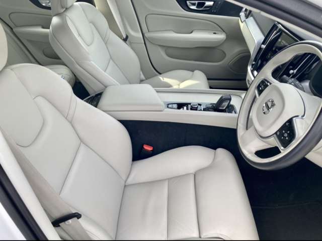 フロントシートにはシートヒーターをはじめ、ベンチレーション機能やリラクゼーション機能も備えています。電動のランバーサポートやクッションエクステンションを使えばお好みの着座姿勢に調整が可能です。