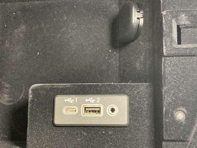 コンソールボックス内には、電源ソケット、USBソケット、外部機器の入力端子（オーディオ）があります。