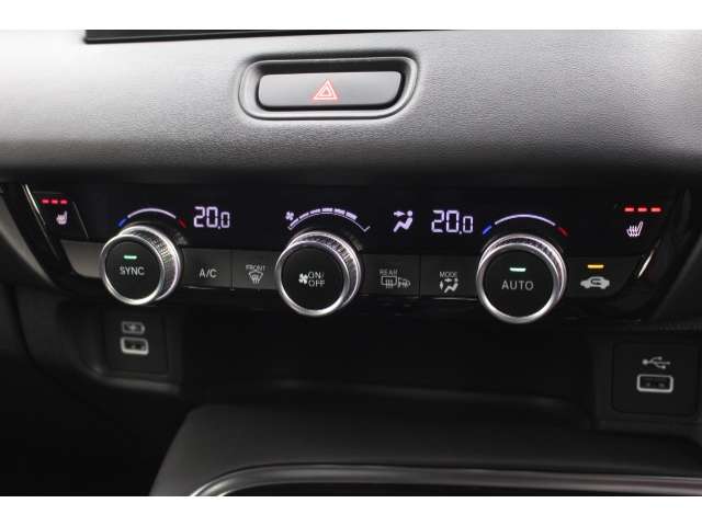 ダイヤルを回して細かい温度調節が出来るフルオートエアコンを装備！運転席・助手席それぞれで調節が可能なので車内を過ごしやすくします♪