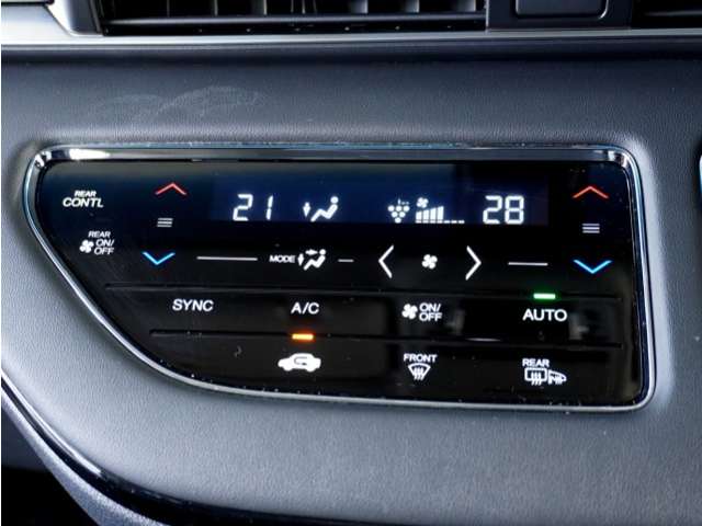 ◆オートエアコン装備◆ お好みの温度を設定をするだけで、後は、自動で風量を調節してくれます！快適にドライブが楽しめます。