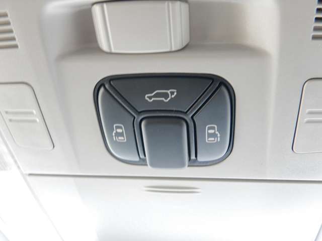 両側電動スライドドア、パワーバックドアは運転席からもスイッチ一つで操作可能です！