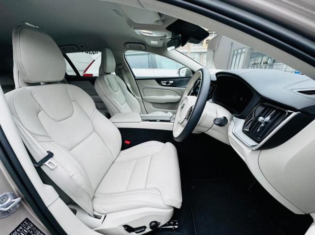 ファインナッパレザーを使用したシートは、運転席・助手席に「シートヒーター」「ベンチレーション」「マッサージ機能」装備。快適なドライブをサポートいたします。