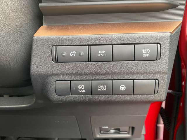 ダッシュボード右下には、タイマー充電スイッチとメーター内トリップリセットスイッチ．メーター内明るさ調整スイッチ・ハンドル支援スイッチ・Ｄモードスイッチ・オートホールドキャンセルスイッチが並んでます。