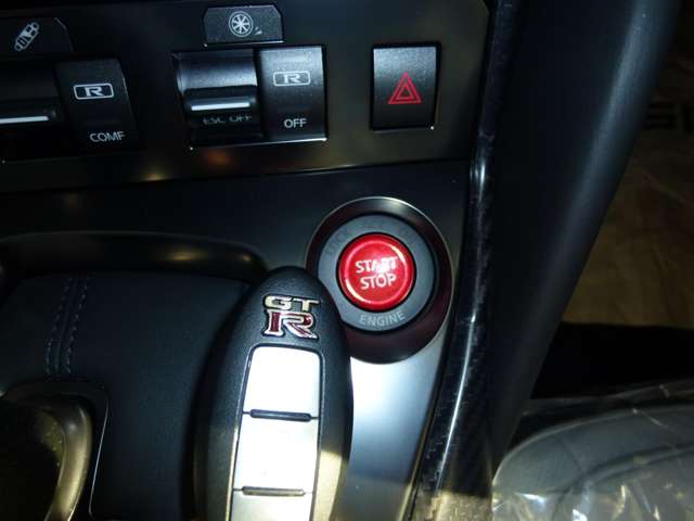 GT‐R専用インテリジェントキー。ドアのロックも、エンジンの始動も、指先ひとつ。ドアロックの解除は、バッグにキーを入れたままがスマート。便利ですよ！