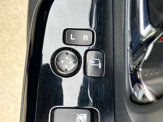 携帯したスマートキーを取り出すことなく、ドアの施錠・解錠が可能で、ワンプッシュでエンジンがスタート！！