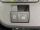 【電動パーキングブレーキ】ボタン一つでパーキングブレーキを作動させます。ブレーキホールド機能は信号待ちなどでブレーキペダルから足を離しても停止状態を保持し、疲労軽減に役立ちます。