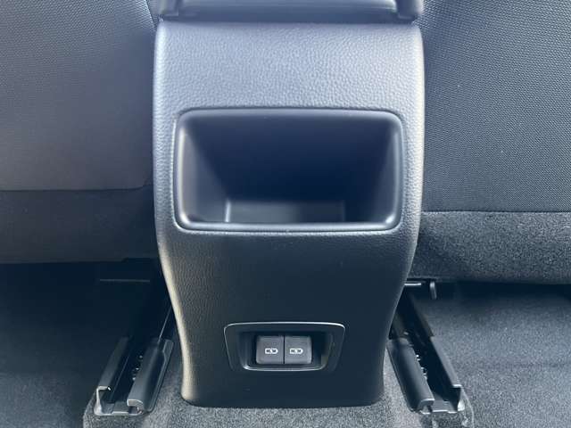 センターコンソールボックス背面には充電用ＵＳＢ端子（ｔｙｐｅＣ）を２個配置しております。同乗者も快適にドライブを楽しむ為にあったら嬉しい装備の一つです。
