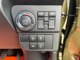 各種操作ボタンは運転席右下の位置にあります♪