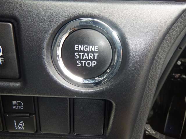 エンジンスタートボタンです！キーが車内にあれば、エンジンの始動・停止はブレーキを踏んでこのボタンを押すだけ☆ ワンプッシュでエンジンＯＮΣ(・ω・ノ)ノ！