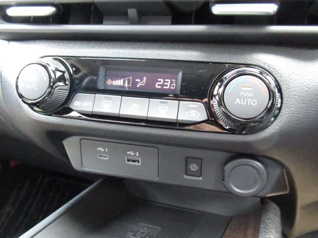見やすいデジタル表示のオートエアコン！暑い時・寒い時も設定した温度に車内を自動で調節♪