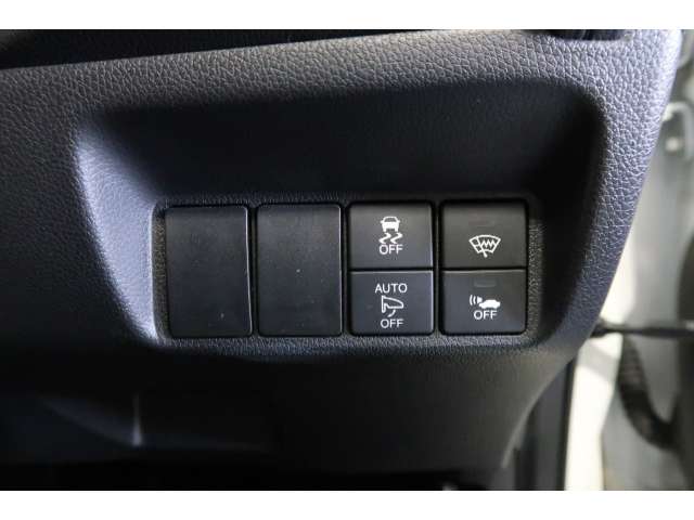 オートリトラミラーや横滑りを防ぐVSA等のスイッチ類は運転席の右側、手の届きやすい位置にあります。