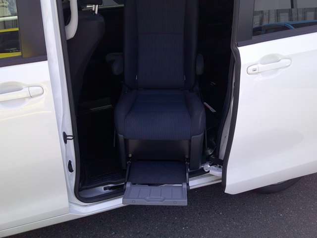 トヨタ ノア 2.0 X サイドリフトアップチルトシート装着車 4WD スライドドアリフトアップシート 青森県の詳細画像 その12