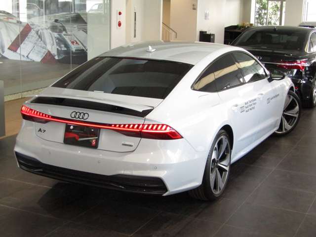ボディカラーは、通常Audi exclusiveとしてカスタム化オプションとして提供されている「スズカグレーメタリック」を採用した。