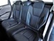 リアシートの座面は広く、隣の座席との適度な間隔が快適なスペースになっています。