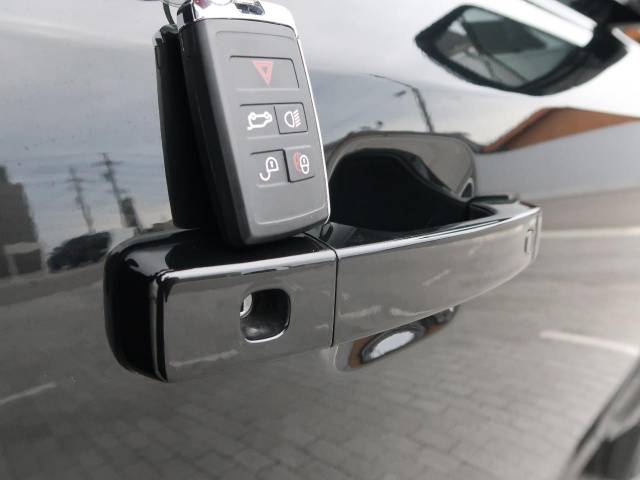 【キーレスエントリー】バッグやポケットからキーを取り出すことなく車にアクセスして、ロックとアラームを設定できます。 毎日の利便性をさらに高める機能です。