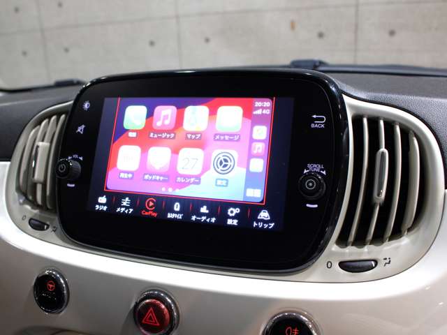 純正オーディオが装備されており、CarPlay対応です。お持ちのスマートフォンを接続して頂き、GoogleMapやミュージックプレイヤー、LINEなど多数のアプリを使用する事が可能です。