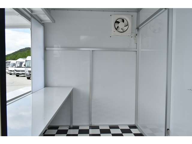 クーラーボックス・３段ボックス・シンク・冷蔵庫は移動可能です☆