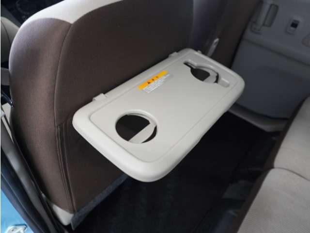 ◆シートバックテーブル◆フロントシートの背面に後席用のテーブルがついています。小物が置けて！カップホルダーもあります、ドライブ中や休憩時にも便利なテーブルです。