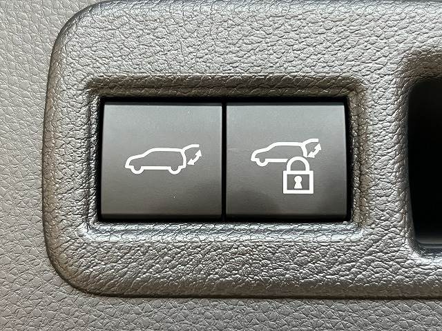 【電動リアゲート】ボタンひとつで大きなゲートも簡単に開閉可能です。背の高いSUVならではの装備は嬉しいですね。