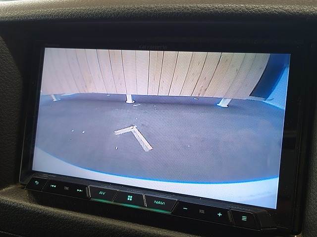 【バックモニター】を装備しております。リアカメラの映像がカラーで映し出されますので日々の駐車も安心安全です。