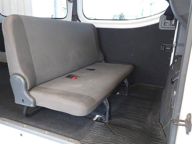 セカンドシートは大人二人が乗っても十分なスペースがしっかりと確保されております。