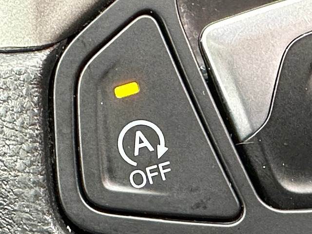 【アイドリングストップ】ブレーキを踏んでいるとエンジンが停止状態になり、停車時間に燃料を消費しないので、「燃費の節約」と「環境」に配慮した機能です。