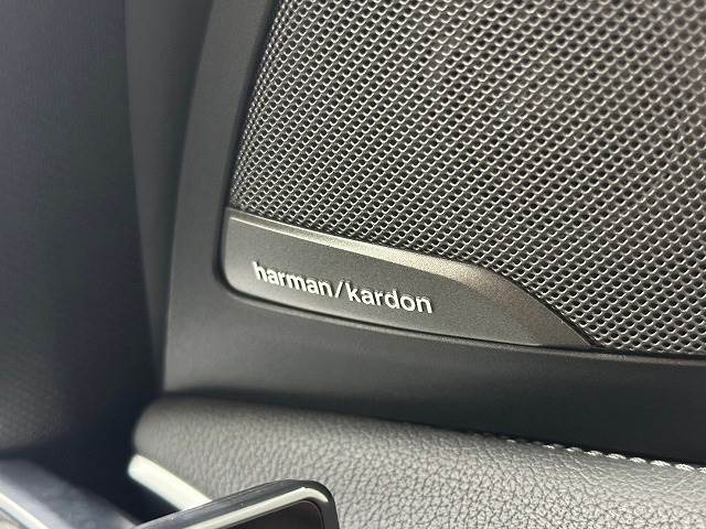 【Harman Kardon（ハーマンカードン）】オプションの高音質スピーカーを搭載しております。専用チューニングにより、クリアで臨場感あふれるサウンドを実現しワンランク上の空間をお楽しみください。