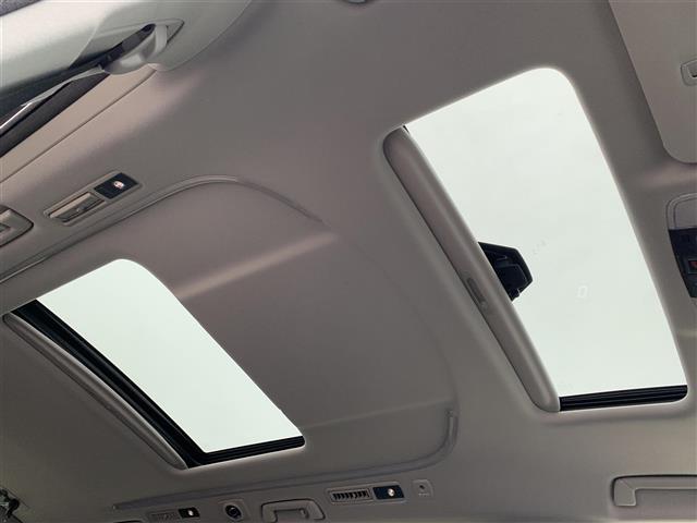 【ツインムーンルーフ】天井から太陽の穏やかな光や爽やかな風を取り込むことができる、トヨタの「サンルーフ」です！頭上のスイッチでムーンルーフを開閉することができます。／／