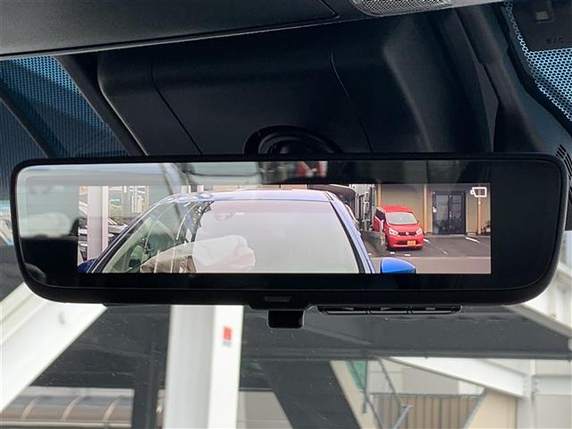 【デジタルルームミラー】車両後方カメラの映像をルームミラーに映すことが出来ます。 そのため、後席に人や荷物があって後方が見えづらい場合でもしっかり視界を確保することが出来ます。／／
