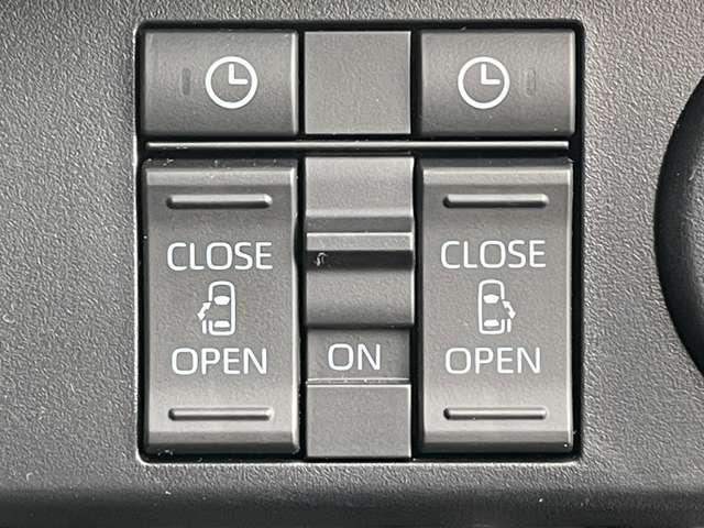 ◆両側電動スライドドア【ワンタッチで簡単に開閉できるスイッチを採用。スマートキーを携帯しているだけでワンタッチでドアの開け閉めが可能です。荷物を抱えている時など便利です。】