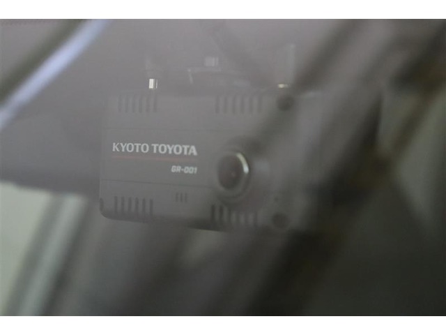 京都トヨタオリジナル２カメラタイプドラレコ（フロント+リヤ）は【新品】を取付けてあります。万が一の場合、責任の所在を明確にできますし、後方からの煽り運転に遭遇した場合でも記録が残ります。