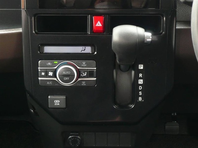 オートエアコン付き！車内温度を設定すると、風量を自動で調節してくれます。