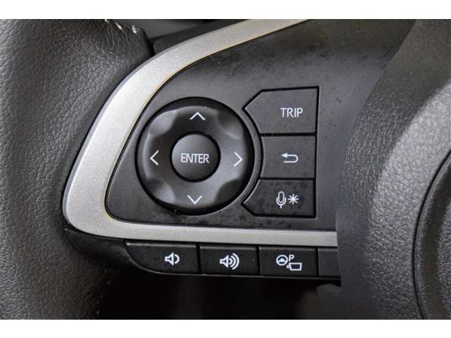 ハンドルのボタン操作でオーディオ等がコントロール出来ますので、利便性だけでなく事故防止にも繋がりますよ！