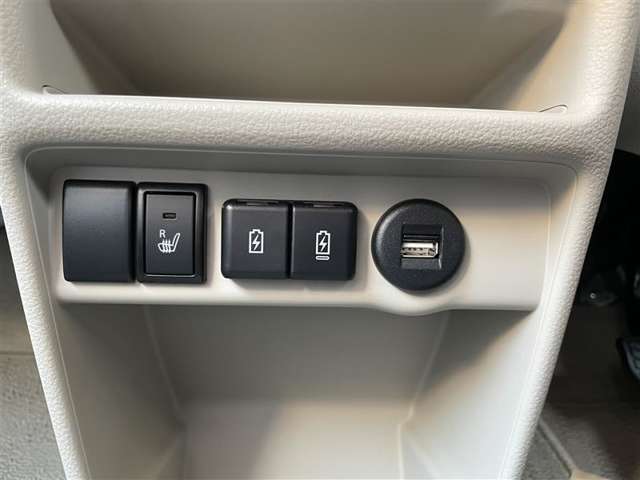 運転席のシートにヒーター機能が付いています お手元のスイッチでシートが温かくなります 冬などにはとても快適な装備のひとつです