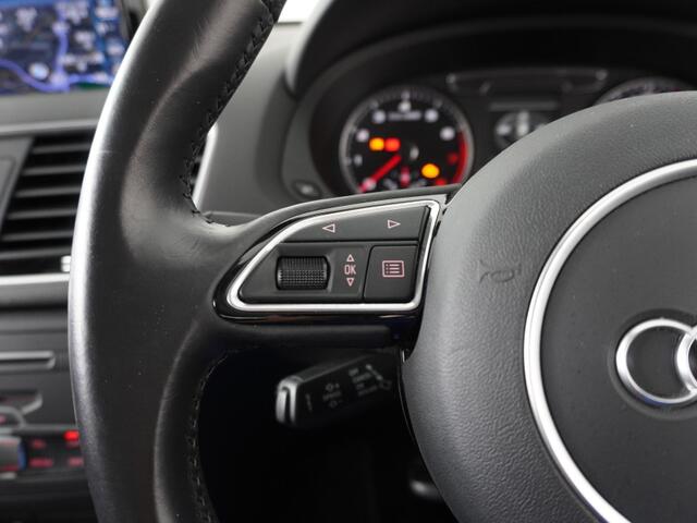 マルチファンクション付革巻きステアリング…オーディオ操作をはじめ、平均燃費や平均速度を含めた車両情報の確認・ブルートゥースオーディオ・電話の操作を行えます