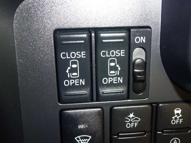 電動スライドドアの開閉スイッチです！運転席に座ったままでも操作することもできるので便利です♪