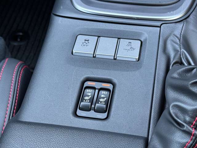 センターコンソールパネルにはシートヒーター切替スイッチが装備されております。冬場も快適にドライブをお楽しみいただける、あったらうれしい装備品です。